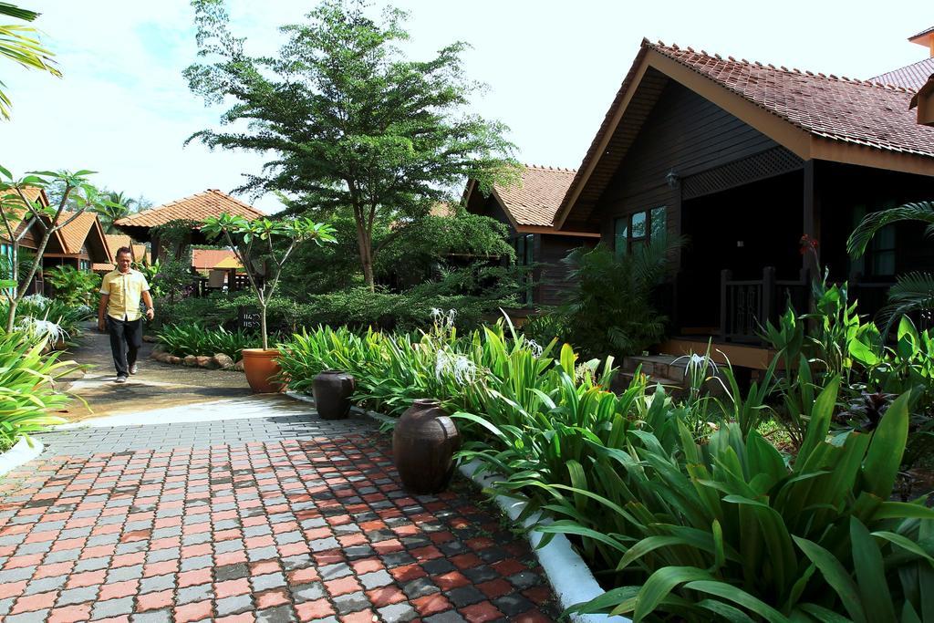 The Manor Beach Resort Besut Kampung Kuala Besut Exterior photo