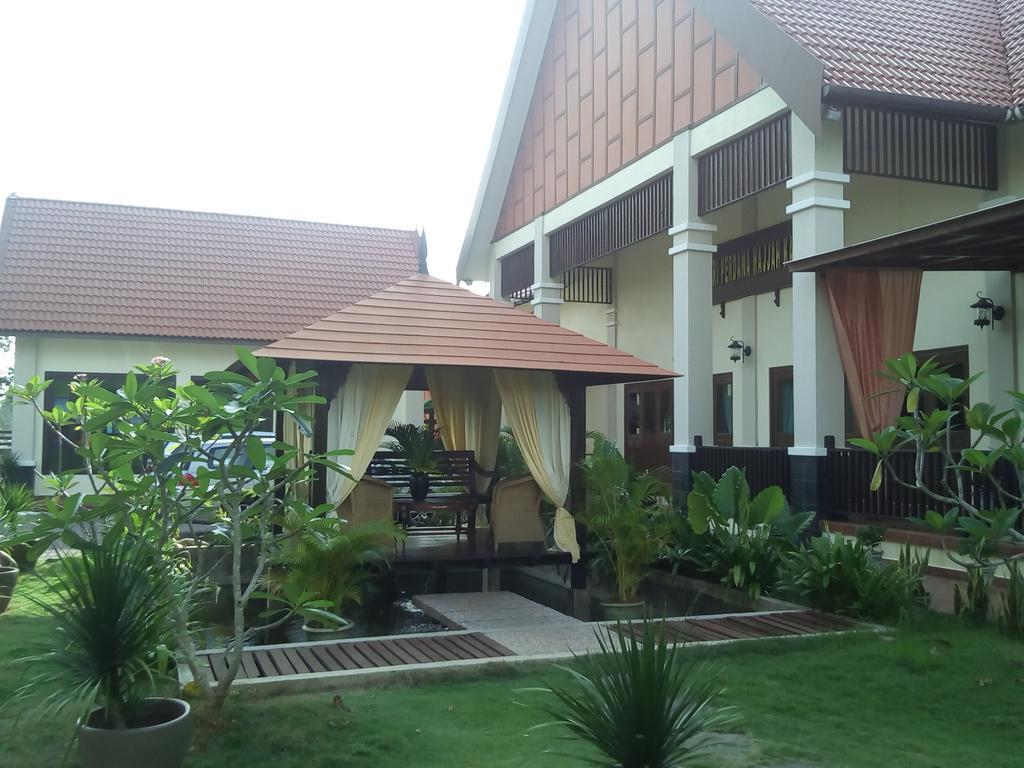 The Manor Beach Resort Besut Kampung Kuala Besut Exterior photo