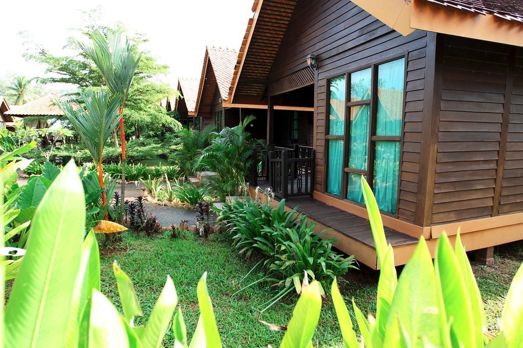 The Manor Beach Resort Besut Kampung Kuala Besut Exterior photo